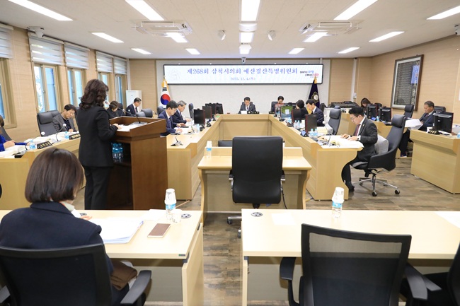 ▲ 제268회 삼척시의회 예산결산특별위원회가 4일 제5차 회의를 개의해 사회복지과, 복지정책과, 민원과, 문화예술과에 대한 2026년도 본예산안 및 기금운용계획안을 심사했다. ⓒ삼척시의회