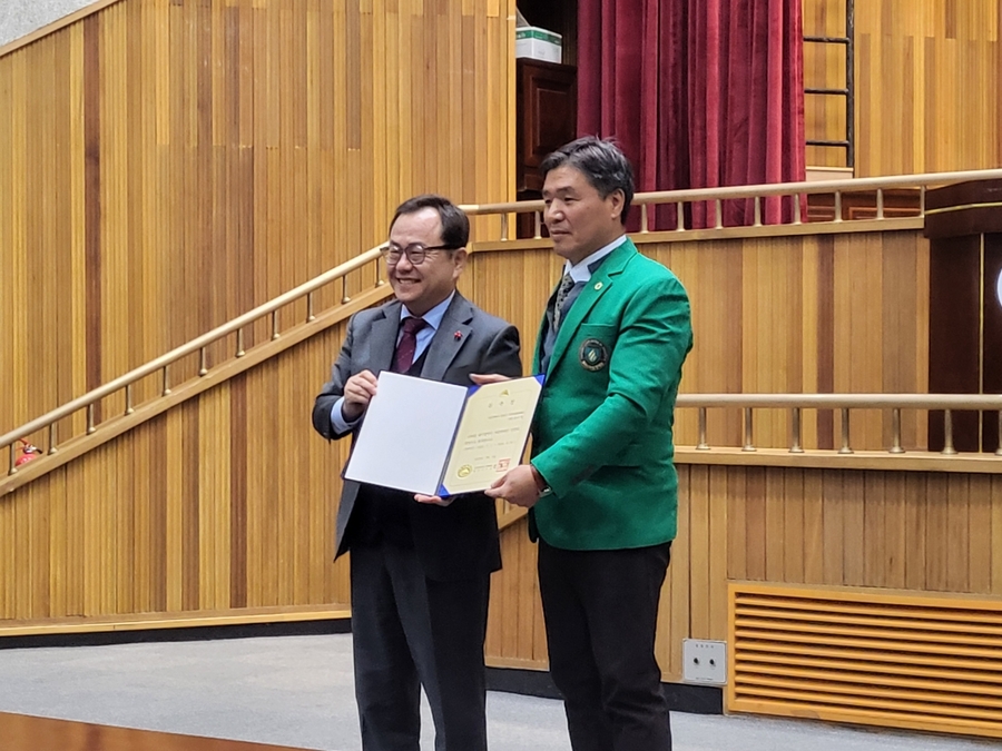 ▲ 대구광역시는 12월 4일 오전 10시, 대구문화예술회관 달구벌홀에서 ‘대구광역시 자율방재단연합회 이·취임식’을 열고, 제5대 대구광역시자율방재단연합회장에 송이헌 회장을 위촉했다. (좌 홍성주 경제부시장, 우 송이헌 신임회장).ⓒ대구시