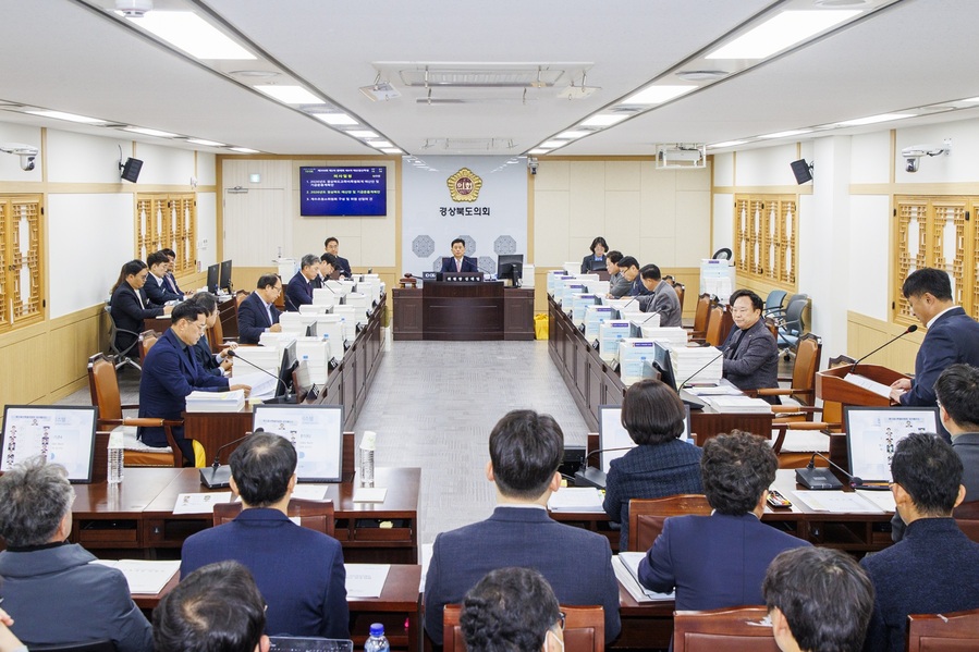 ▲ 경상북도의회 예산결산특별위원회(위원장 김대일)는 12월 3일 미래전략기획단, 지방시대정책국, 저출생극복본부 등 도 9개 실·국 대상으로 내년도 예산안 실효성에 대한 정밀 심사를 진행해 나갔다.ⓒ경북도의회