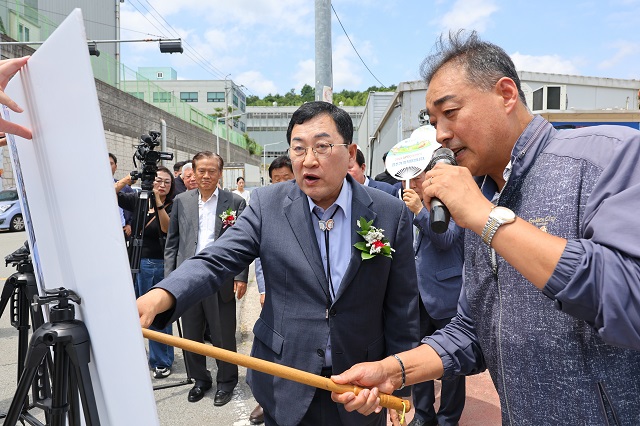 ▲ 지난 7월 10일 열린 외동산업단지 복합문화센터 착공식에서 주낙영 경주시장이 공사 예정 부지에 대한 설명을 듣고 있다.ⓒ경주시