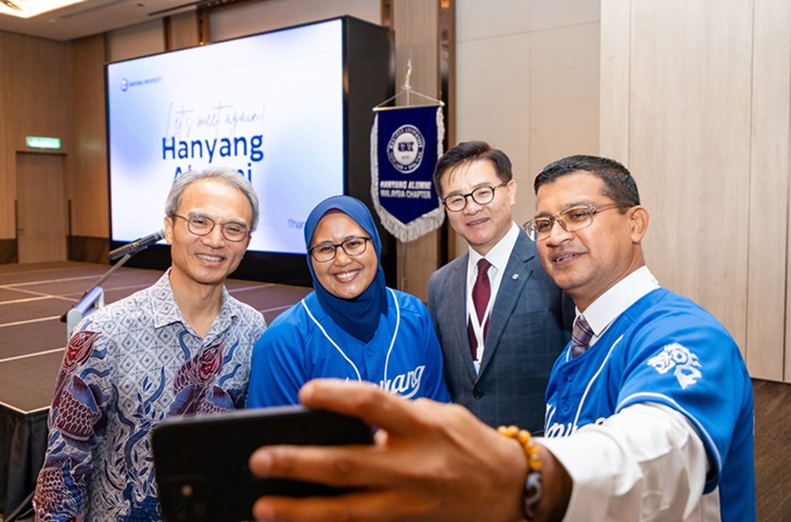 ▲ 왼쪽부터 여승배 대사, 아이나(사회자1), 이기정 총장, 수라쉬(사회자2).ⓒ한양대