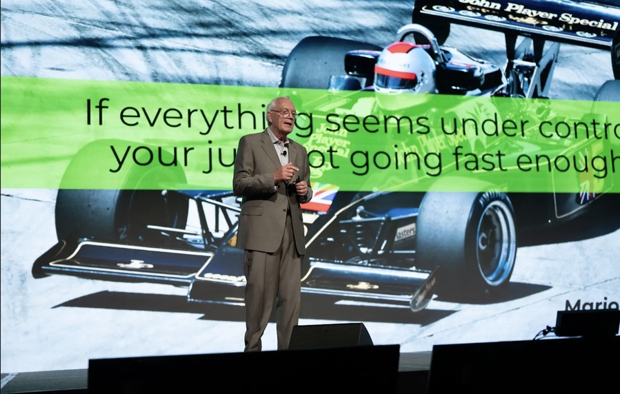 ▲ 올해 서울서 열린 WOO APAC 무대에 선 톰 고다드 WOO 회장. ©브랜드브리프