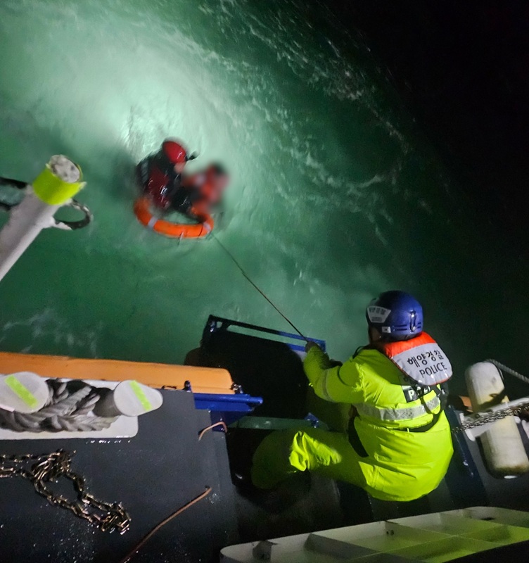 ▲ 충남 태안 해역에서 발생한 어선 전복 사고가 장기화 조짐을 보이고 있다. 태안해양경찰서는 밤샘 수색 끝에 승선원 1명을 추가로 발견했으나, 나머지 2명은 여전히 실종 상태다.이 사고로 7명의 선원 중 5명 구조하고 1명 사망, 2명이 실종됐다. 해경이 바다에 빠진 승선원을 구조하고 있다. ⓒ태안해양경찰서