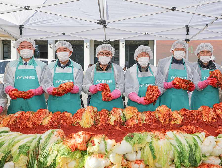 ▲ 김장행사에서는 대한적십자사 봉사원 60명이 정성껏 김치 2,100kg을 담갔으며 완성된 김치는 경주시 위기가정 및 다문화가구 300세대에 전달될 예정이다.ⓒiM뱅크