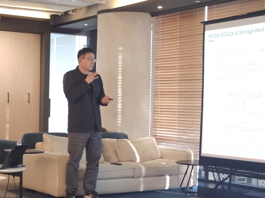 ▲ 남이현 파두 대표이사 겸 최고기술책임자(CTO)가 4일 서울시 강남구 본사에서 기술 간담회를 열고 발표하고 있다.ⓒ윤아름 기자