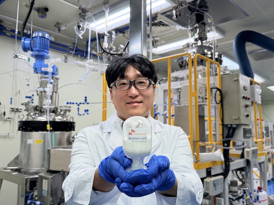 ▲ SK이노베이션 환경과학기술원 연구원이 LFP 배터리 재활용 기술을 통해 회수한 탄산리튬(Li₂CO₃)을 소개하고 있다.ⓒSK이노베이션