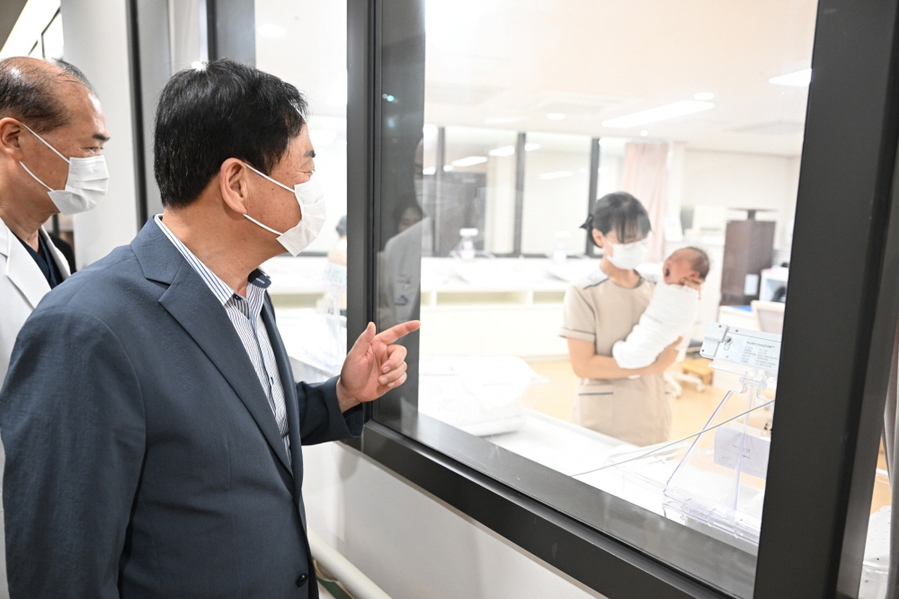 ▲ 배낙호 시장이 공공산후 조리원을 둘러보고 있다ⓒ