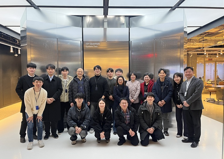 ▲ 2025 양자 리더십 훈련 프로그램의 하나로, 참가자들이 IBM TJ Watson Research Center를 방문해 기념사진을 찍고 있다.ⓒ성균관대