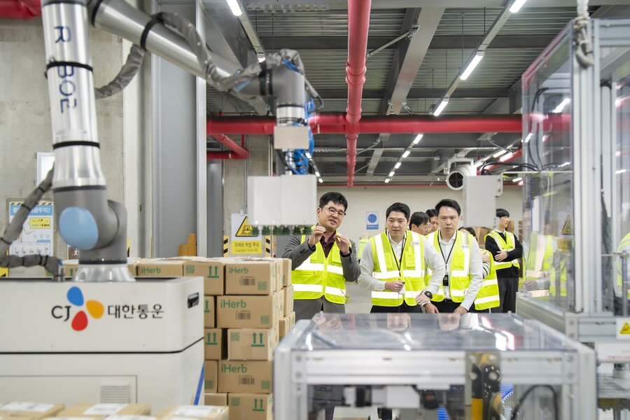 ▲ 태국 CP 엑스트라 경영진들이 참관하는 모습. ⓒCJ대한통운