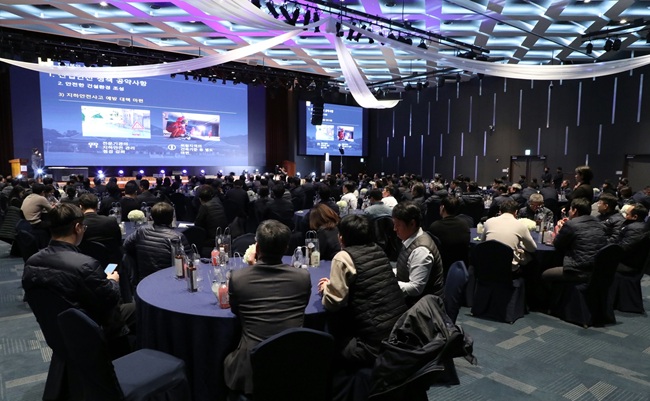 ▲ 강원랜드가 지난 4일 고용노동부 영월출장소, 산업안전보건공단 강원동부지사와 함께 '제3회 안전문화의 날'을 개최하고, 임직원·자회사·협력사와 함께 안전한 근로환경 조성과 시민재해 예방 활동 강화에 나섰다. ⓒ강원랜드