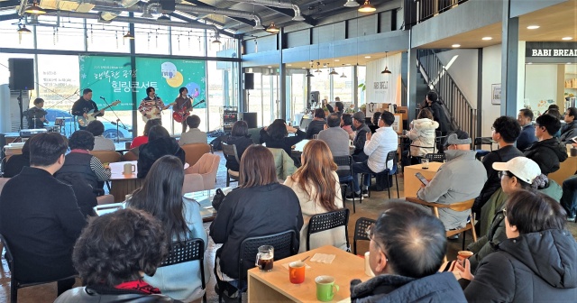 ▲ 공동체 활성화를 위해 한 해 동안 힘써 온 아파트 입주자대표와 봉사자들을위한 행복한 공감 힐링콘서트ⓒ평택시 제공