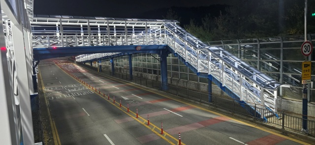 ▲ 가수초 보도육교에 설치된 통학로 캐노피ⓒ오산시 제공