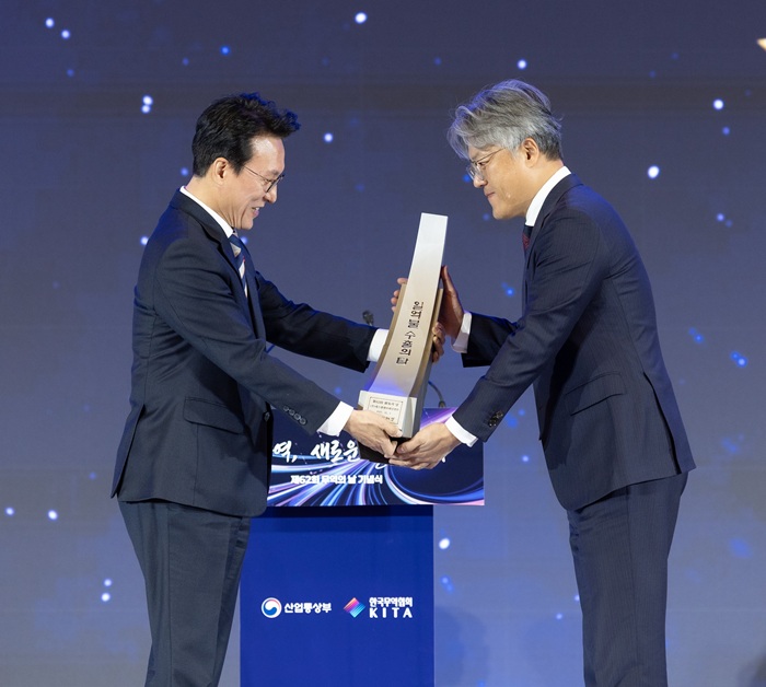 SM엔터테인먼트, K-POP 엔터 최초 ‥ '1억불 수출의 탑' '서비스탑' 동시 수상