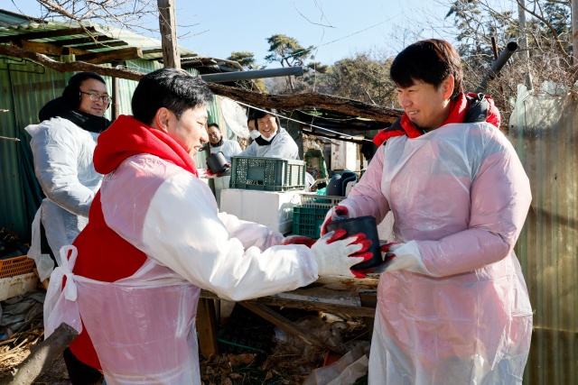 ▲ 연탄배달 나눔봉사에 나선 시의원들ⓒ화성시의회 제공