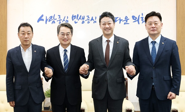 ▲ (왼쪽부터)이용호 경기도의회 국민의힘 수석총괄부대표, 김동연 경기도지사, 김진경 경기도의회 의장, 최종현 경기도의회 더불어민주당 대표의원이 5일 도의회에서 만나 기념촬영을 하고 있다. ⓒ경기도의회 제공