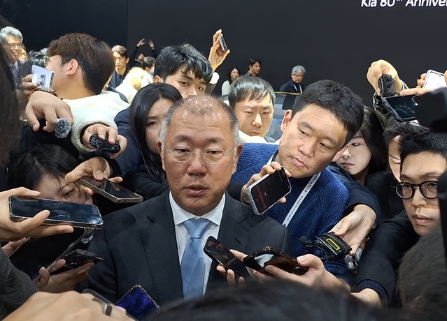 ▲ 정의선 현대자동차그룹 회장이 5일 경기 용인 비전스퀘어에서 열린 '기아 창립 80주년' 행사 직후 취재진과 만나 질문에 답변하고 있다. ⓒ홍승빈 기자