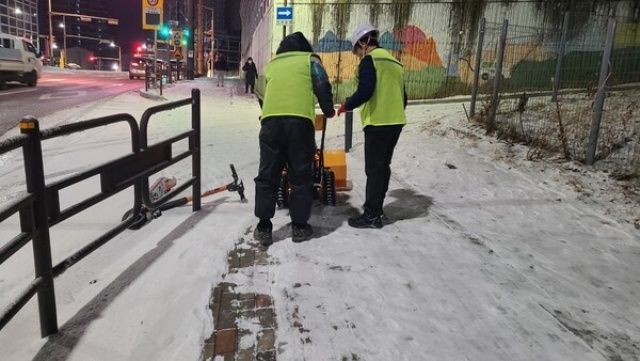 ▲ 도로변 제설작업 모숩ⓒ화성시 제공