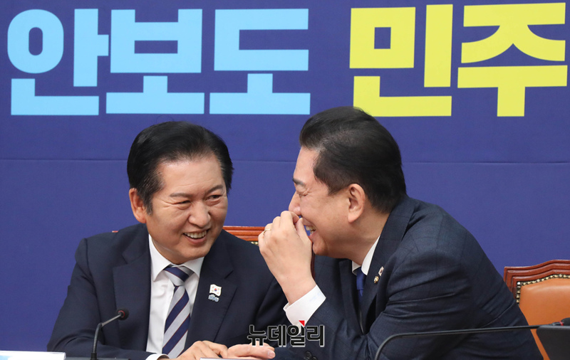 ▲ 정청래 더불어민주당 대표와 김병기 원내대표가 21일 오전 국회에서 열린 최고위원회의에서 대화를 나누고 있다. 2025.11.21. ⓒ이종현 기자.