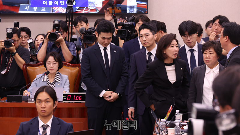 ▲ 나경원·곽규택·조배숙·신동욱 의원 등 국회 법제사법위원회 소속 국민의힘 의원들이 13일 국회에서 열린 대법원 등에 대한 국정감사 진행과 관련해 추미애 법사위원장 자리로 찾아와 항의를 하자 국회직원들이 앞을 막고 있다. 2025.10.13 ⓒ이종현 기자