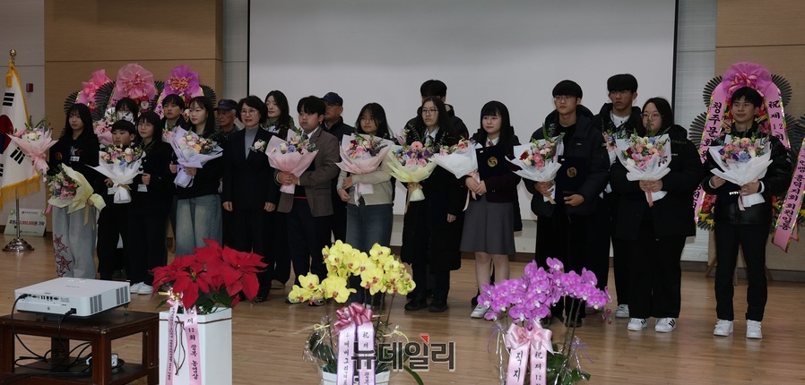 ▲ 제12회 광복농업상 시상식에서 전병순 광복영농조합법인 대표가 20명의 학생들에게 2000만원의 장학금을 전달한 뒤 기념촬영을 하고 있다.ⓒ김정원 기자