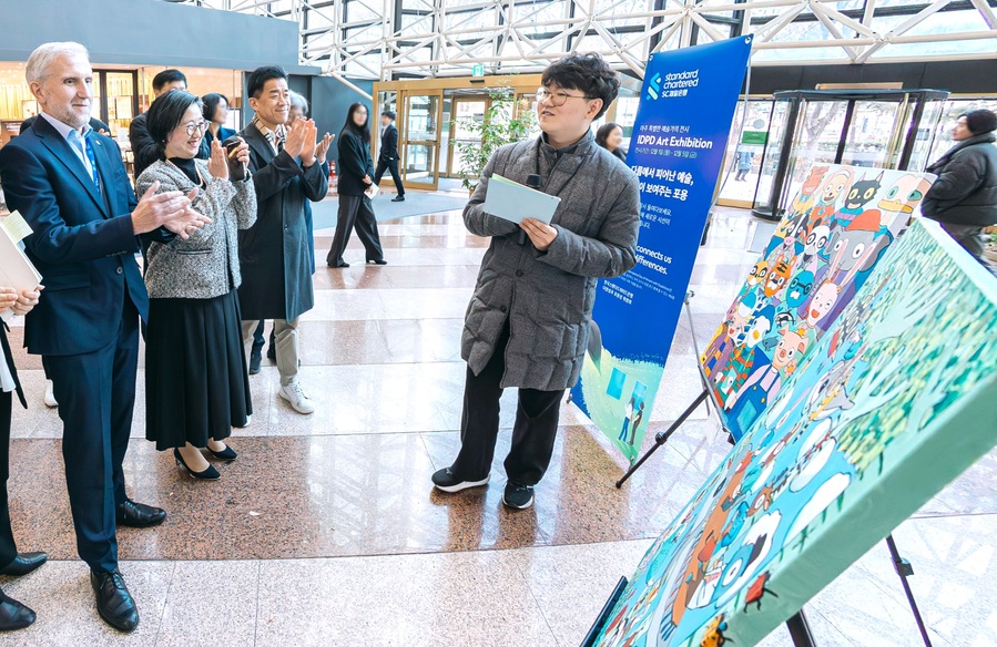 ▲ 이형미 SC제일은행 인사그룹장(부행장) 겸 다양성과 포용성(D&I) 위원회 의장(왼쪽 두 번째)과 대런 클락 리 SC제일은행 재무관리그룹장(부행장, 맨 왼쪽), 박명기 SC제일은행 법무부문장(전무, 왼쪽 세 번째)이 지난 3일 서울 종로구 SC제일은행 본점에서 열린 세계 장애인의 날 기념 특별 전시회에서 브릿지온  아르떼 최석원 작가(맨 오른쪽)의 해설을 들으며 작품을 감상하고 있다. ⓒSC제일은행