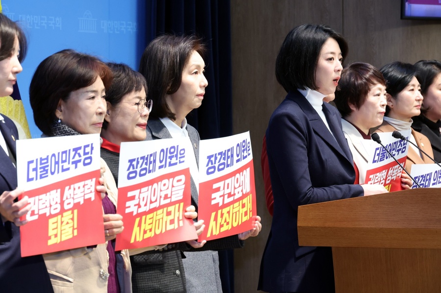 ▲ 배현진 국민의힘 의원을 비롯한 서울 광역·기초 여성의원들이 5일 오전 서울 여의도 국회 소통관에서 '장경태 의원의 권력형 성범죄 및 더불어민주당의 살인적인 2차 가해 규탄 기자회견'을 하고 있다. 2025.12.05. ⓒ뉴시스