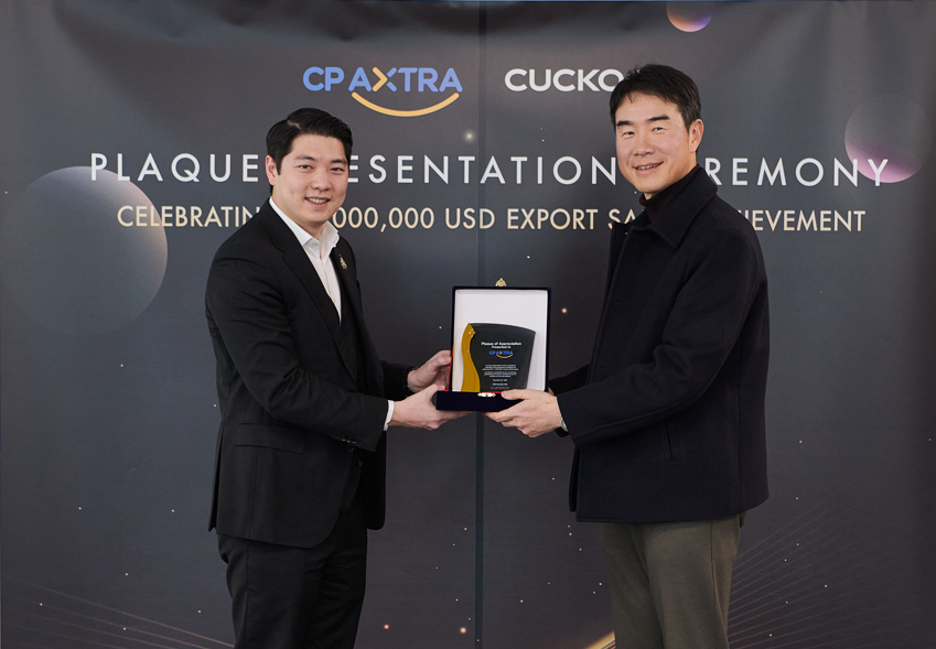 ▲ 구본학 쿠쿠 대표(오른쪽)가 타닛 치라바논 CP 엑스트라 대표(왼쪽)에게 감사패를 전달했다. ⓒ쿠쿠