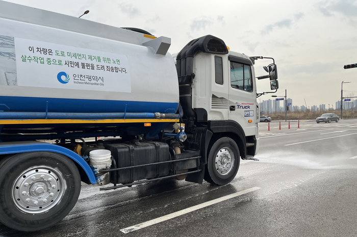 ▲ 인천시내 도로의 먼지를 제거하기 위해 살수차가 도로에 물을 뿌리고 있다.
ⓒ인천시 제공