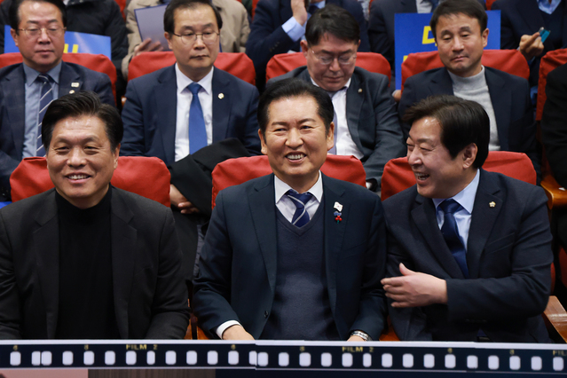 ▲ 더불어민주당 정청래 대표가 지난 3일 서울 여의도 국회의원회관에서 12·3 계엄 사태 1년을 맞아 열린 '행동하는 K-민주주의' 특별좌담회에 참석해 있다. 왼쪽부터 조승래 사무총장, 정 대표, 황명선 최고위원.ⓒ연합뉴스 ▲ 더불어민주당 정청래 대표가 지난 3일 서울 여의도 국회의원회관에서 12·3 계엄 사태 1년을 맞아 열린 '행동하는 K-민주주의' 특별좌담회에 참석해 있다. 왼쪽부터 조승래 사무총장, 정 대표, 황명선 최고위원.ⓒ연합뉴스