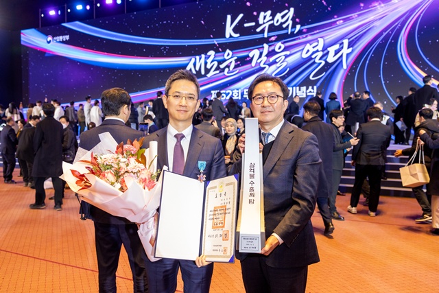 ▲ GC녹십자 허은철 대표이사(좌)와 이우진 글로벌사업본부장이 수상 후 기념촬영을 하고 있다. ⓒGC녹십자