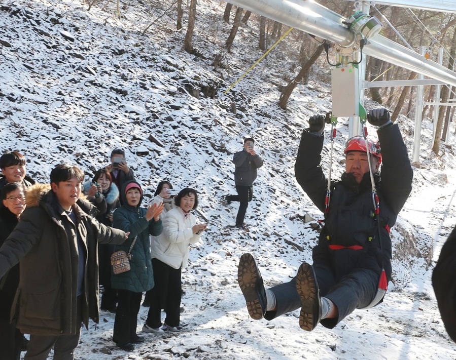 ▲ 청주시는 5일 상당구 미원면 옥화자연휴양림(운암옥화길 140)에 산림레포츠 시설인 ‘옥화 짚트랙’을 조성하고 준공식을 개최했다. 이범석 청주시장이 시승하고 있다.ⓒ청주시