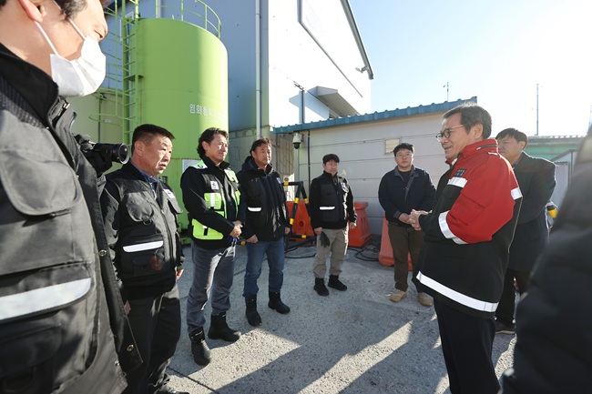 ▲ 김홍규 시장이 5일 제설전진기지를 방문해 도로제설작업 준비사항을 점검하고, 철저한 제설 대비로 시민 불편을 최소화할 것을 당부했다. ⓒ강릉시