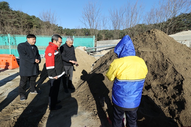 ▲ 김홍규 시장이 5일 제설전진기지를 방문해 도로제설작업 준비사항을 점검하고, 철저한 제설 대비로 시민 불편을 최소화할 것을 당부했다. ⓒ강릉시