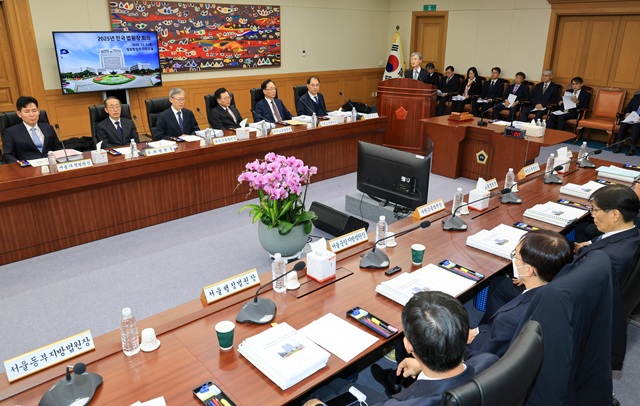 ▲ 조희대 대법원장이 지난 5일 오후 서울 서초구 대법원 대회의실에서 열린 전국법원장회의에서 발언하고 있다. 이날 전국법원장회의에서는 최근 더불어민주당이 주도해 법제사법위원회를 통과시킨 내란전담재판부 설치 등을 논의할 예정이다. 회의에는 전국의 각급 법원장, 법원행정처장, 사법연수원장, 사법정책연구원장 등이 참석했다.ⓒ뉴시스