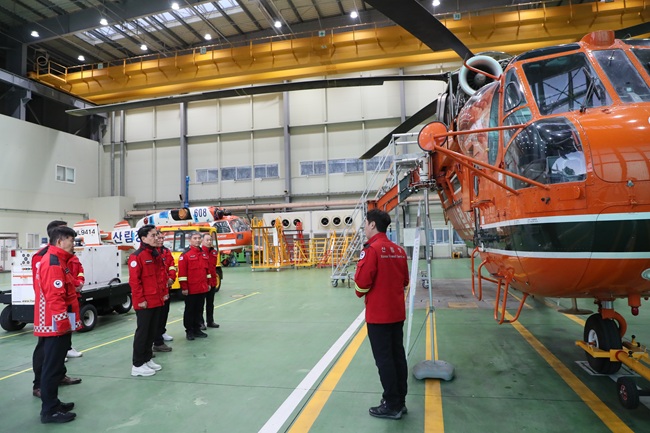 ▲ 김진태 강원특별자치도지사가 지난 5일 원주에 위치한 산림청 산림항공본부를 방문해 산불 대비 태세를 직접 점검했다. ⓒ강원특별자치도