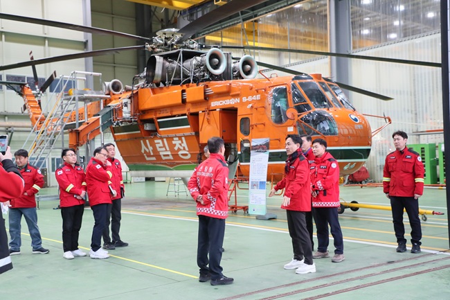 ▲ 김진태 강원특별자치도지사가 지난 5일 원주에 위치한 산림청 산림항공본부를 방문해 산불 대비 태세를 직접 점검했다. ⓒ강원특별자치도