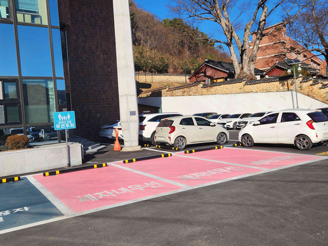 ▲ 홍천군이 청사 방문 민원인의 편의를 높이고 가족 친화적 환경을 조성하기 위해 최근 군청 청사 내에 '세 자녀 가구 전용 주차구역'을 신규 설치했다. ⓒ홍천군