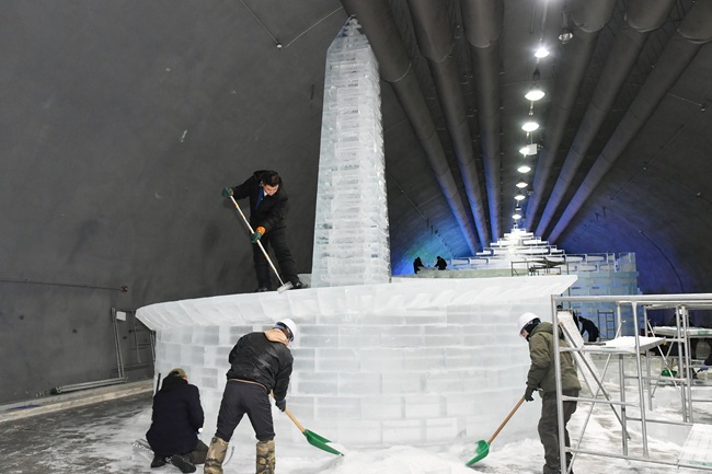 ▲ 지난달 29일 화천군 화천읍 서화산 다목적 광장에서 실내얼음조각 광장 조성작업이 진행되고 있다. ⓒ화천군