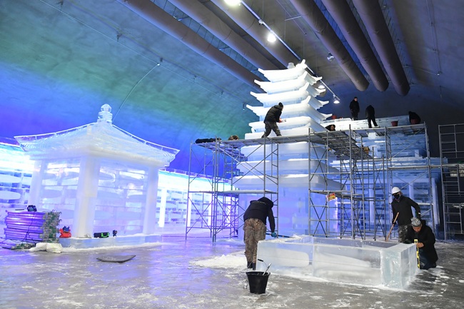▲ 지난달 29일 화천군 화천읍 서화산 다목적 광장에서 실내얼음조각 광장 조성작업이 진행되고 있다. ⓒ화천군