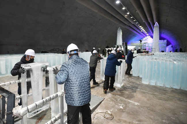 ▲ 지난달 29일 화천군 화천읍 서화산 다목적 광장에서 실내얼음조각 광장 조성작업이 진행되고 있다. ⓒ화천군