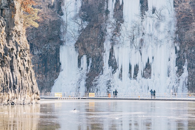 ▲ 철원 한탄강 물윗길 전체구간이 임시운영을 끝마치고 오는 13일 직탕폭포부터 순담까지 전체 8.5km가 정상 운영된다. ⓒ철원군