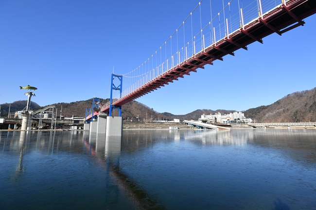 ▲ 화천산천어축제가 열리는 화천천 수면에 얼음판이 형성되고 있다. ⓒ화천군
