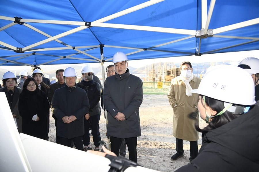 ▲ 최재훈 달성군수가 달서중·고 신축 공사 현장을 찾아 공정 진행 상황을 점검하고 관계자로부터 설명을 듣고 있다.ⓒ달성군