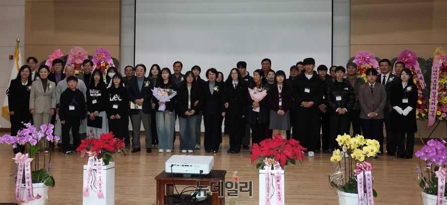 ▲ 광복영농조합법인‧청주시농업기술센터가 주최한 제12회 광복농업상 시상식이 5일 오전 청주시농업기술센터 청심관에서 열린 가운데 참석자들이 기념사진을 찍고 있다.ⓒ김정원 기자