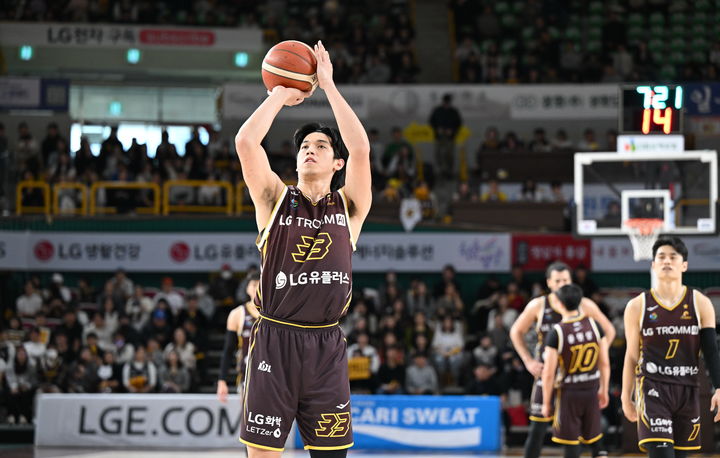 ▲ '디펜딩 챔피언' LG가 현대모비스를 대파하며 리그 1위 자리를 수성했다.ⓒKBL 제공