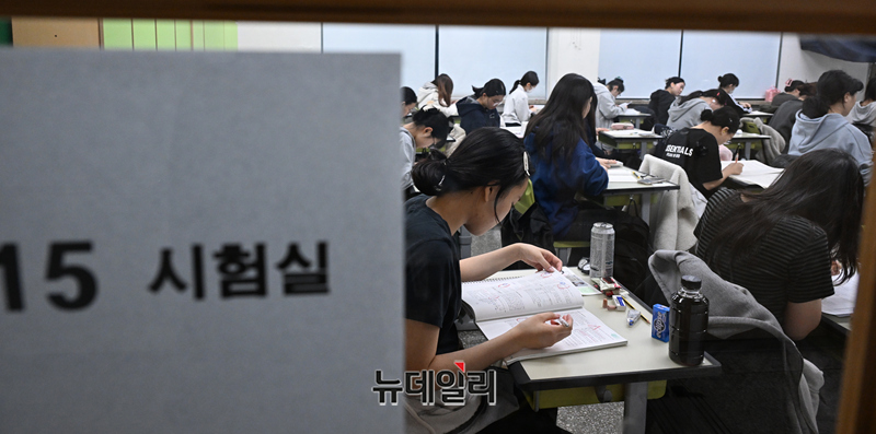 ▲ 2026학년도 대학수학능력시험일인 지난 11월 13일 오전 서울 광진구 광남고등학교에서 수험생들이 시험 시작을 기다리고 있다. 2025.11.13. (사진=공동취재단) ⓒ정상윤 기자
