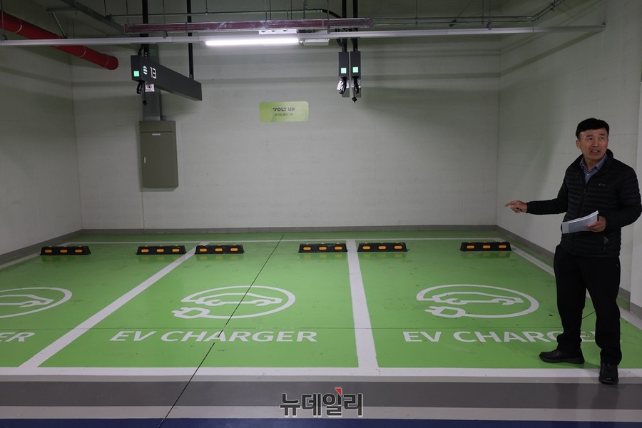 ▲ 청주 A아파트 완속 충전기 시설과 주차장 전경.ⓒ뉴데일리