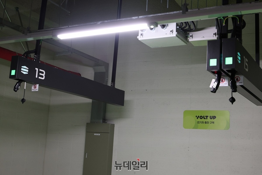 ▲ 청주 A아파트 지하주차장 천정에 설치된 완속충전기. ⓒ뉴데일리