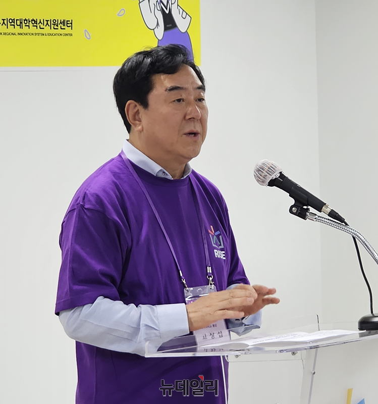 ▲ 고창섭 충북대 총장(충북RISE 공동위원장)이 지난 9월 13일 충북인재평생교육진흥원에서 열린 ‘2025 충북RISE 서포터즈 2기 발대식’에서 인사말을 하고 있다.ⓒ김정원 기자