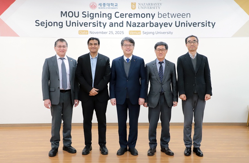 ▲ 왼쪽부터 Nazarbayev University Zhumabay Bakenov 연구혁신처장, Rehan Sadiq 부총장, 세종대 엄종화 총장, 정해용 공과대학장, 정종완 나노신소재공학과장이 MOU 체결식에서 기념사진을 찍고 있다.ⓒ세종대